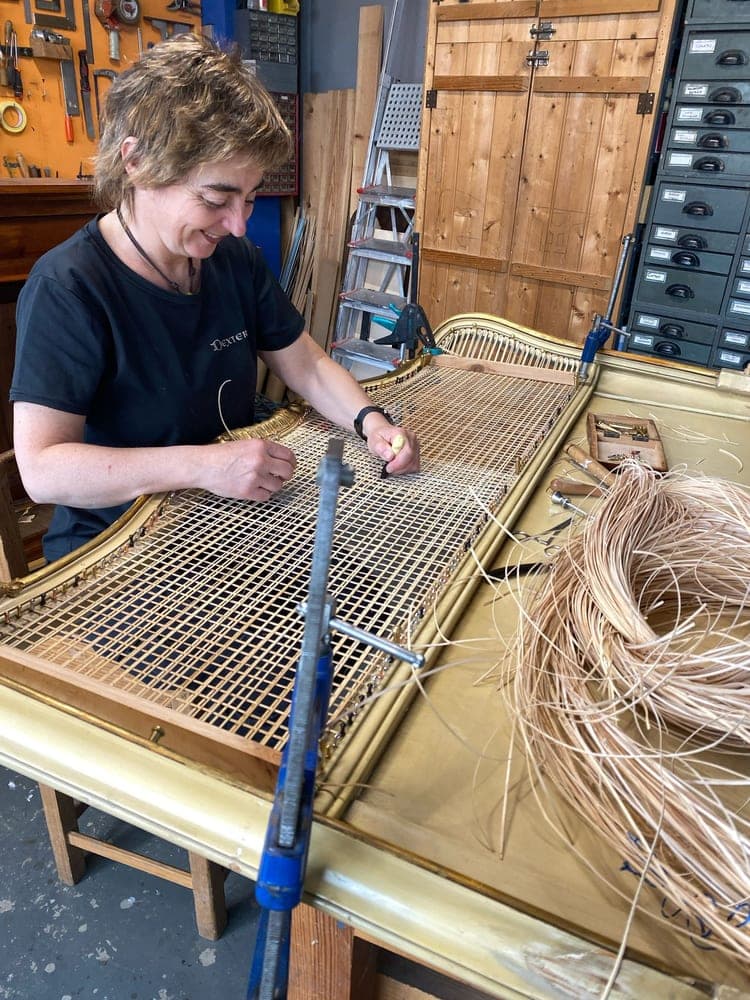 Irantzu trabajando en la restauración de una silla