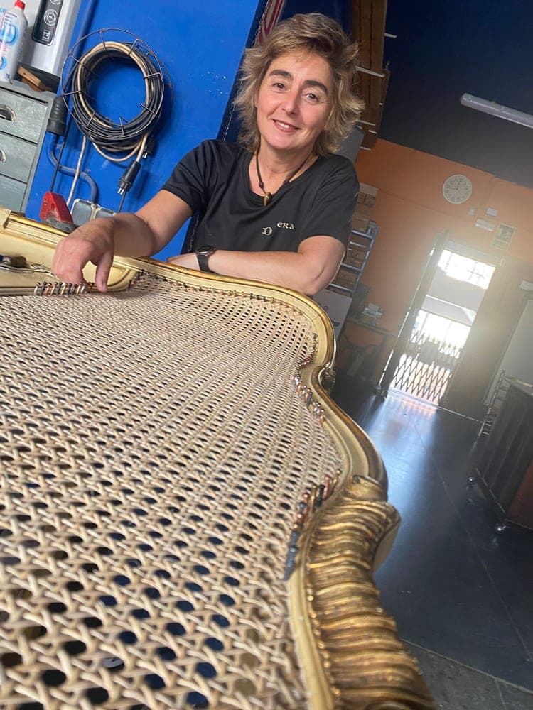 Irantzu sonriendo en su taller de restauración